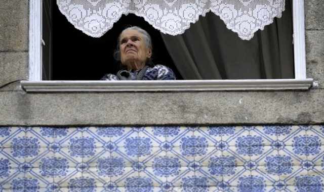 Affacciarsi alla finestra in cerca dei "segnali del destino":  il rito di Santa Monica